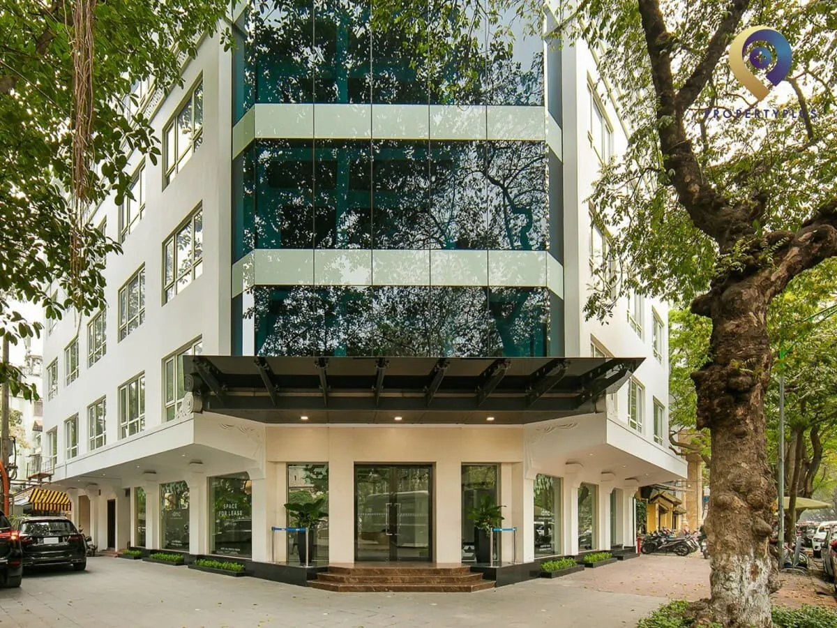 Khu vực sảnh ngoài tòa nhà IDMC-Hoàn-Kiếm với mặt tiền kính hiện đại.